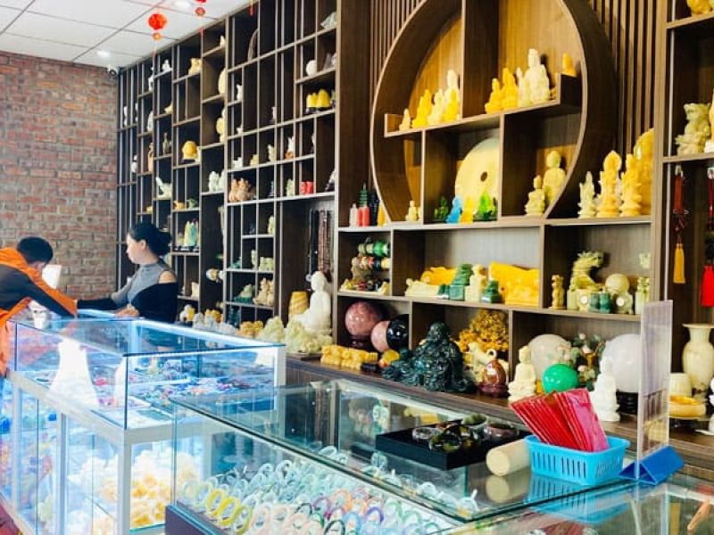 Khám Phá Cửa Hàng Trang Sức Non Nước – Nét Đẹp Nghệ Thuật Từ Đá Quý