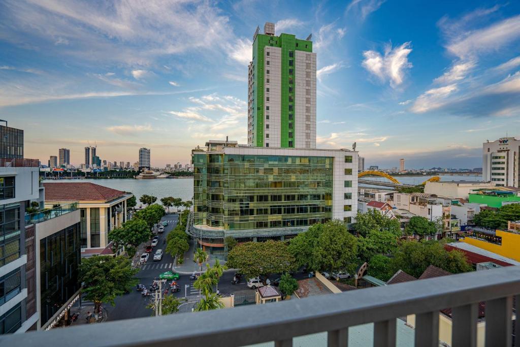 Review Dragon View Riverfront Hotel: Chọn phòng nào để ngắm sông Hàn?